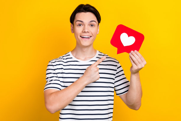 印象深刻的家伙的照片与时尚的发型穿着条纹t恤，表明在像图标孤立在生动的黄色背景图片下载