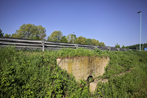 意大利乡间高速公路下的排水系统图片下载