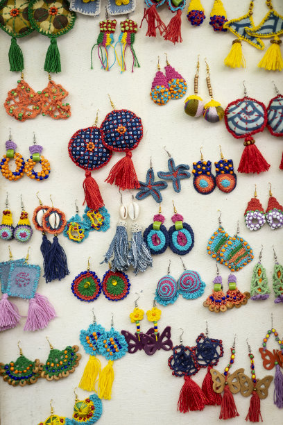 在白板上用纱线做成的耳环。图片下载