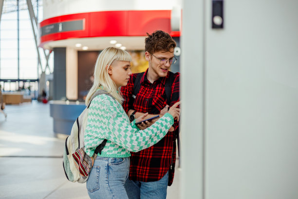 一对旅行夫妇在地铁用自动售票机买票图片下载