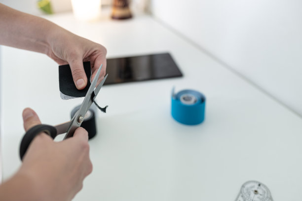 正在接受物理治疗师检查和治疗的运动损伤患者。图片下载