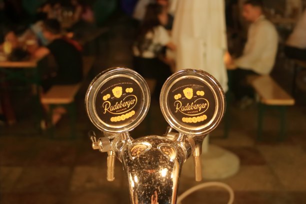 莱德伯格比尔森啤酒公司在阿尔巴尼亚推出了他的啤酒图片下载