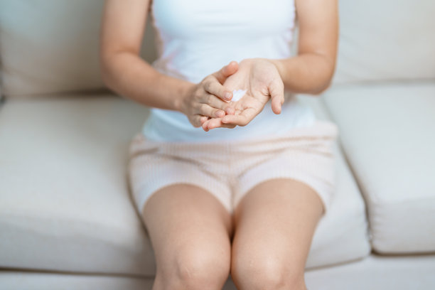 护肤乳液和护肤霜保湿，防晒和健康的日常生活的概念。美容女性在家里用保湿护肤霜涂在手和身体上图片下载