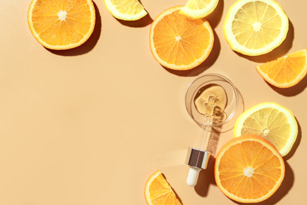 含有果酸、维生素C和柑橘片的美容精华液滴管图片下载