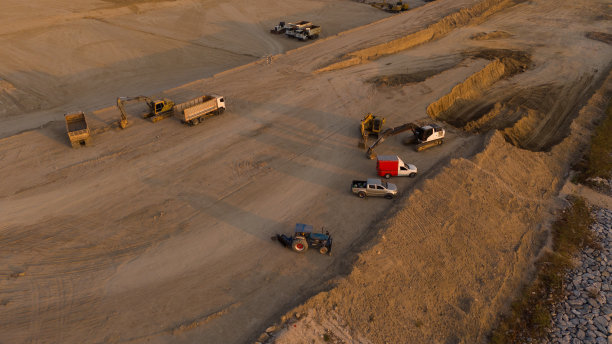 沙坑和生产建筑用砂料的工厂鸟瞰图。工业场所的俯视图。无人机拍摄的照片。图片下载