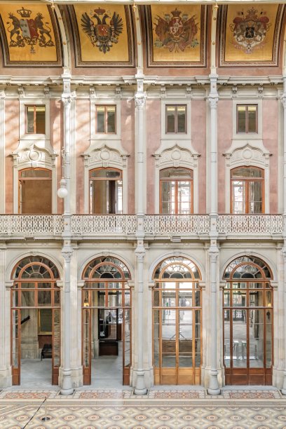 证券交易所宫的发现(Palácio da Bolsa - 1834)波尔图。Pátio das Nações(国际庭院)的细节:天篷和华丽的地板。图片下载