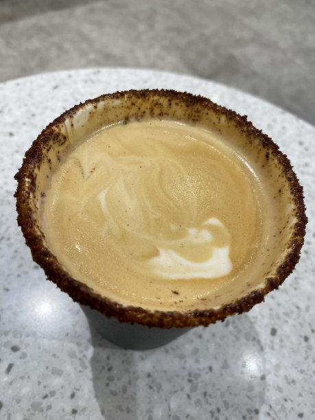 一杯奶油糖拿铁图片下载