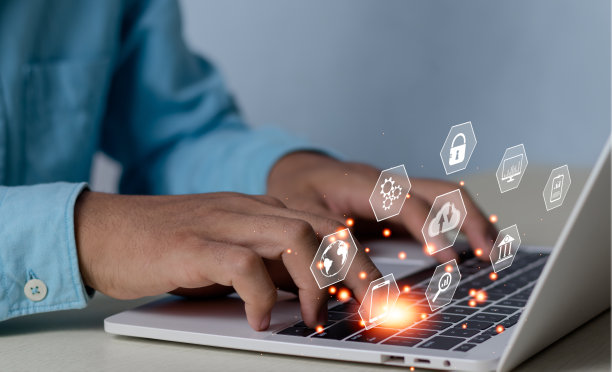 商人的手上展示着云计算信息技术的图标。通信网络大数据数字化连接的概念。云存储安全和互联网服务图片下载