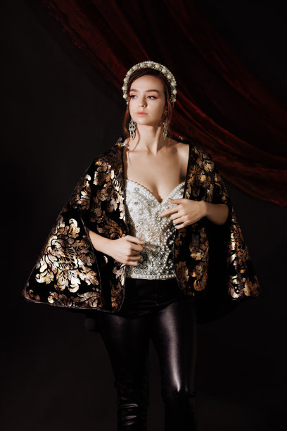 一个女人穿着复兴党时期的连衣裙，戴着红色背景的金色相框。图片下载