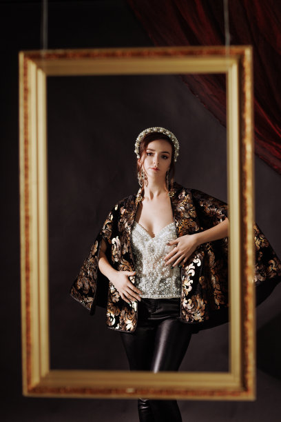 一个女人穿着复兴党时期的连衣裙，戴着红色背景的金色相框。图片下载