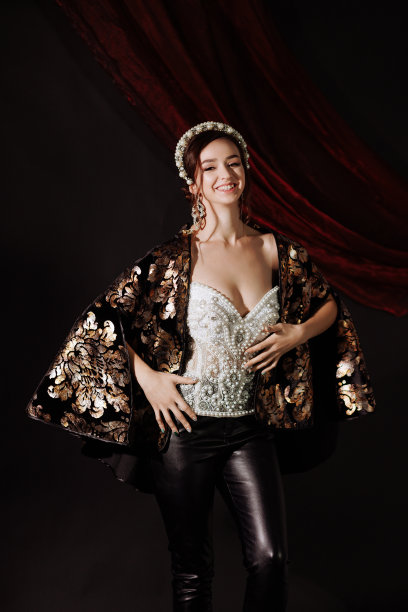 一个女人穿着复兴党时期的连衣裙，戴着红色背景的金色相框。图片下载