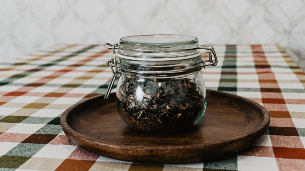 厨房用玻璃壶来储存茶叶图片下载