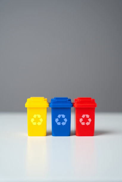多色废物回收箱。循环经济。出售可回收材料或为绿色项目获得资助。保护自然资源，减少浪费，在回收行业创造就业机会。图片下载