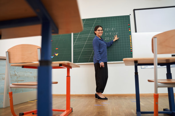 开朗优雅的女人给学生们讲解数学图片下载