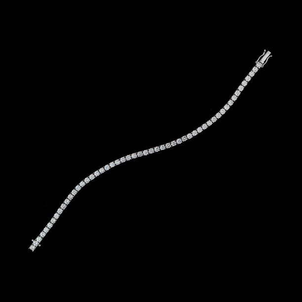 美丽的金手镯由白色的黄金与钻石在黑色的背景图片下载