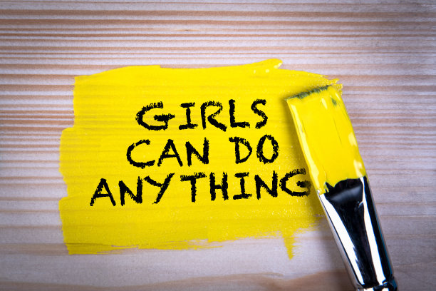 女孩可以做任何事。黄色油漆和油漆刷木制纹理背景图片下载