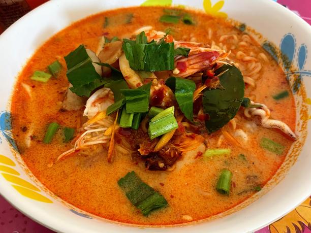 一碗有肉和蔬菜的汤的照片。图片下载