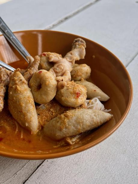 一碗食物的照片，里面放着一把叉子。图片下载