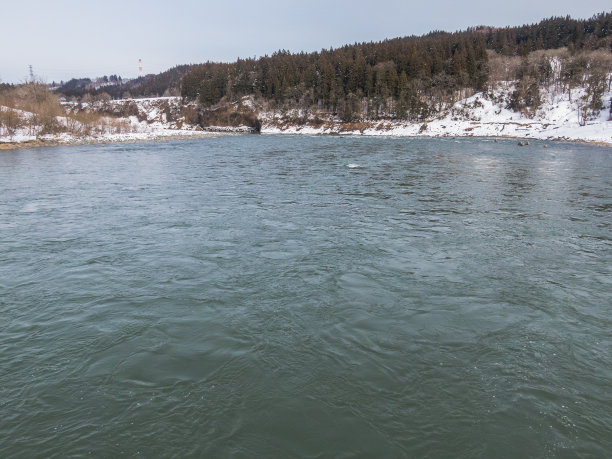 无人机照片:美丽的白雪覆盖的河流景观图片下载