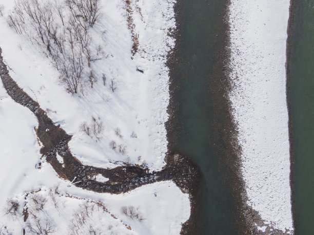 无人机照片:美丽的白雪覆盖的河流景观图片下载