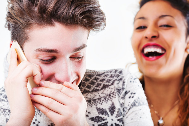 男人守卫呼唤;女人嘲笑隐私图片下载