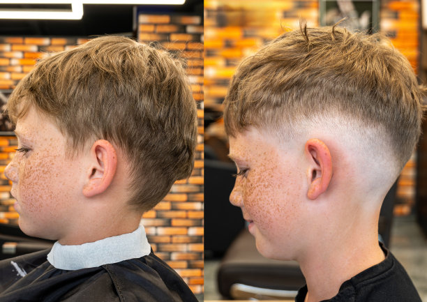 在理发店的工作室里，和一个蓝眼睛的漂亮孩子在磨粉前后的照片。这个男孩脸上有雀斑，很特别。图片下载