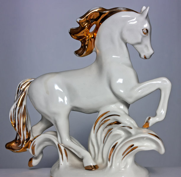 灰色背景的瓷马。图片下载