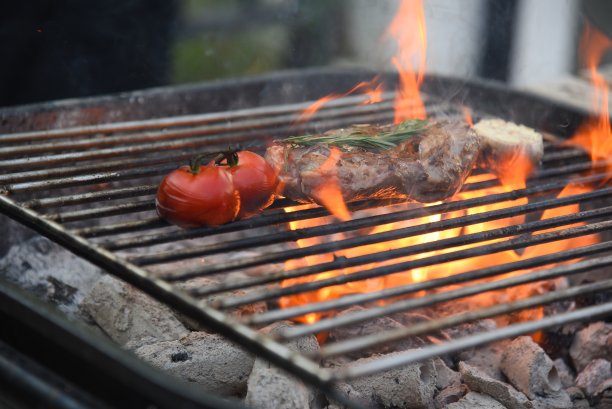 横幅烧烤烧烤烤肉串在火火焰热木炭烹饪户外。旗帜牛肉烧烤野餐排骨烟熏培根美国菜。烧烤猪肉加热烧烤架火焰与复制空间图片下载