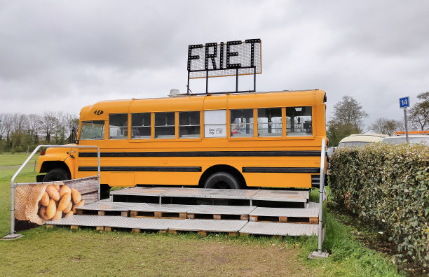 校车餐车，这是一种看起来像美国校车的汉堡车。图片下载