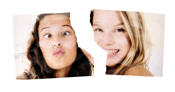 不再是朋友:撕破的照片象征着两个年轻女子之间曾经亲密关系的结束图片下载