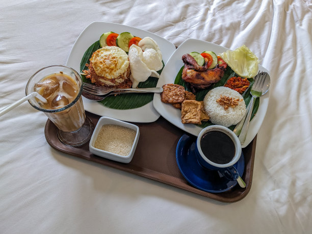 酒店床上的食物图片下载