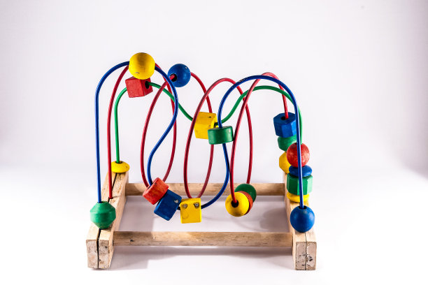 一个木制的玩具，有五颜六色的球和红色和黄色的一块图片下载