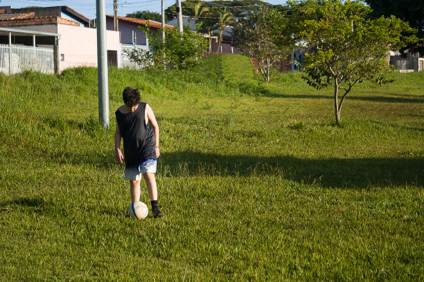 足球和排球伟大的体育活动-早上的惯例图片下载