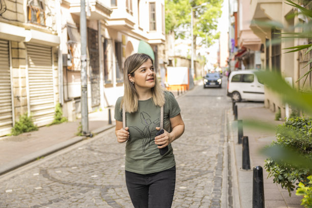 游客游走在大街上寻找欧洲城市的著名建筑。来自度假旅行、旅行印象和独自旅行的情感图片下载