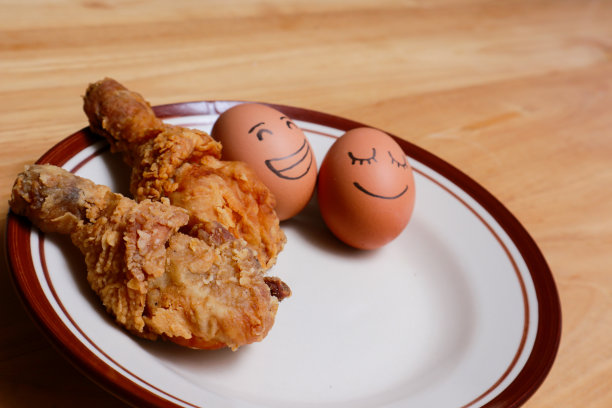 盘子里有鸡和蛋，很好的蛋白质来源图片下载