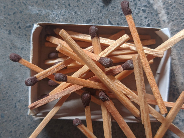 地板上一堆木头火柴的照片图片下载