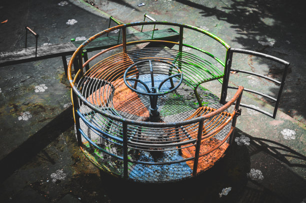 旋转木马公园或幼儿园提供给孩子们玩的玩具或旋转木马图片下载