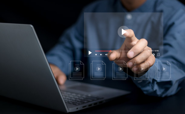 人们使用按下播放按钮来启动在线娱乐，通过互联网提供在线视频点播流媒体服务，包括电影或音乐。图片下载