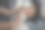 一位妇女正在帮助一个额头缠着绷带的小女孩图片下载