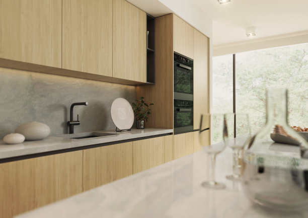 现代化宽敞的厨房，带独立式厨房岛台。图片下载