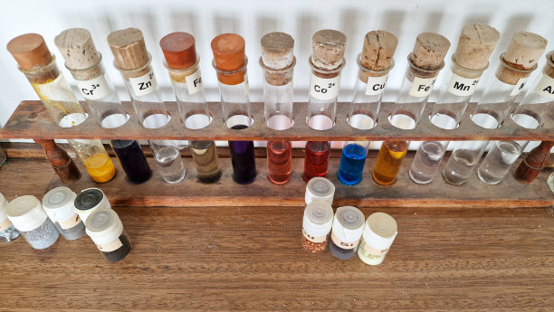 木制架子上的教育化学化学瓶图片下载