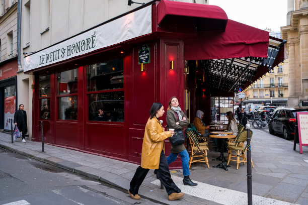 法国巴黎，人们走在圣奥诺维街的街景中图片下载