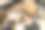 一个金发碧眼、满脸雀斑的孩子的照片在一家理发店的美容院里。磨坊主手里拿着一把铣刀。图片下载