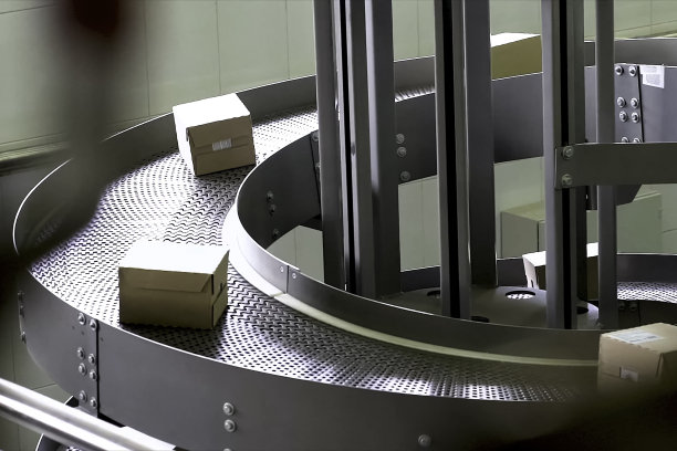 牛奶场的传送带上装着一箱箱牛奶图片下载