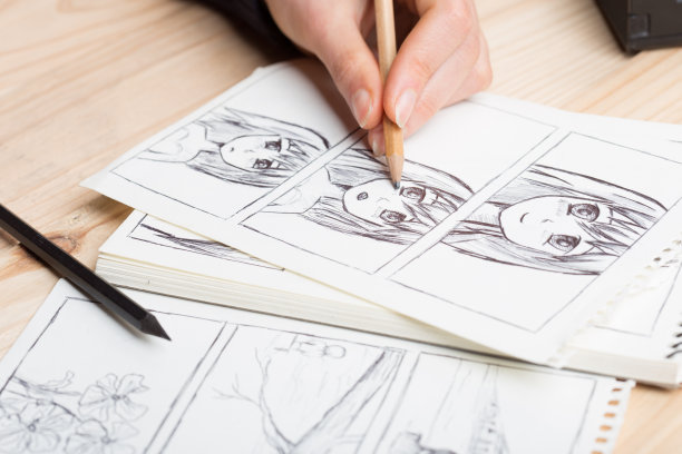 艺术家在工作室里画动漫漫画书。图片下载