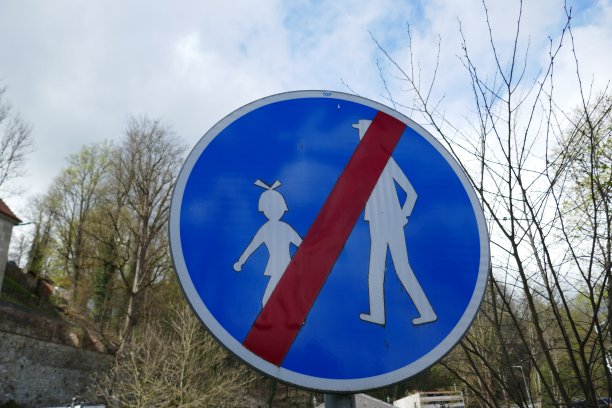 在欧洲没有成人和儿童步行标志图片下载