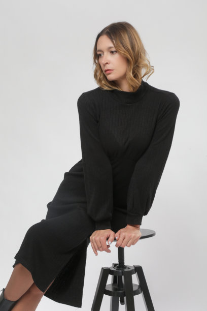 系列工作室照片的女模特在针织黑色中长裙，秋冬时装系列图片下载