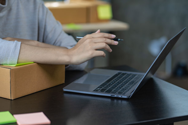 企业家，中小型企业在家庭办公室工作，使用电脑，运输箱，包装，在线营销。中小企业电话营销概念，特写图片图片下载