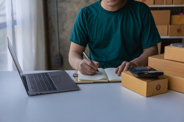 企业家，中小型企业在家庭办公室工作，使用电脑，运输箱，包装，在线营销。中小企业电话营销概念，特写图片图片下载
