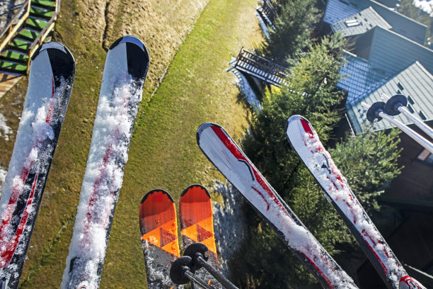 在滑雪斜坡的背景下，母亲、父亲和孩子在滑雪缆车上的照片。家庭积极娱乐。学校假期图片下载